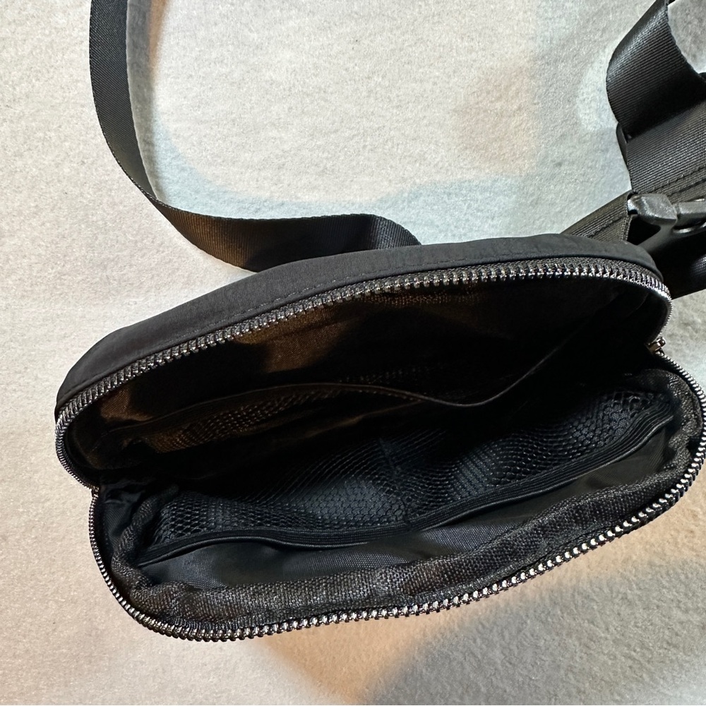 Halara Steel Black Casual Athleisure Waist Bag Fanny Pack Belt Bag‎ NIP - Picture 4 of 9